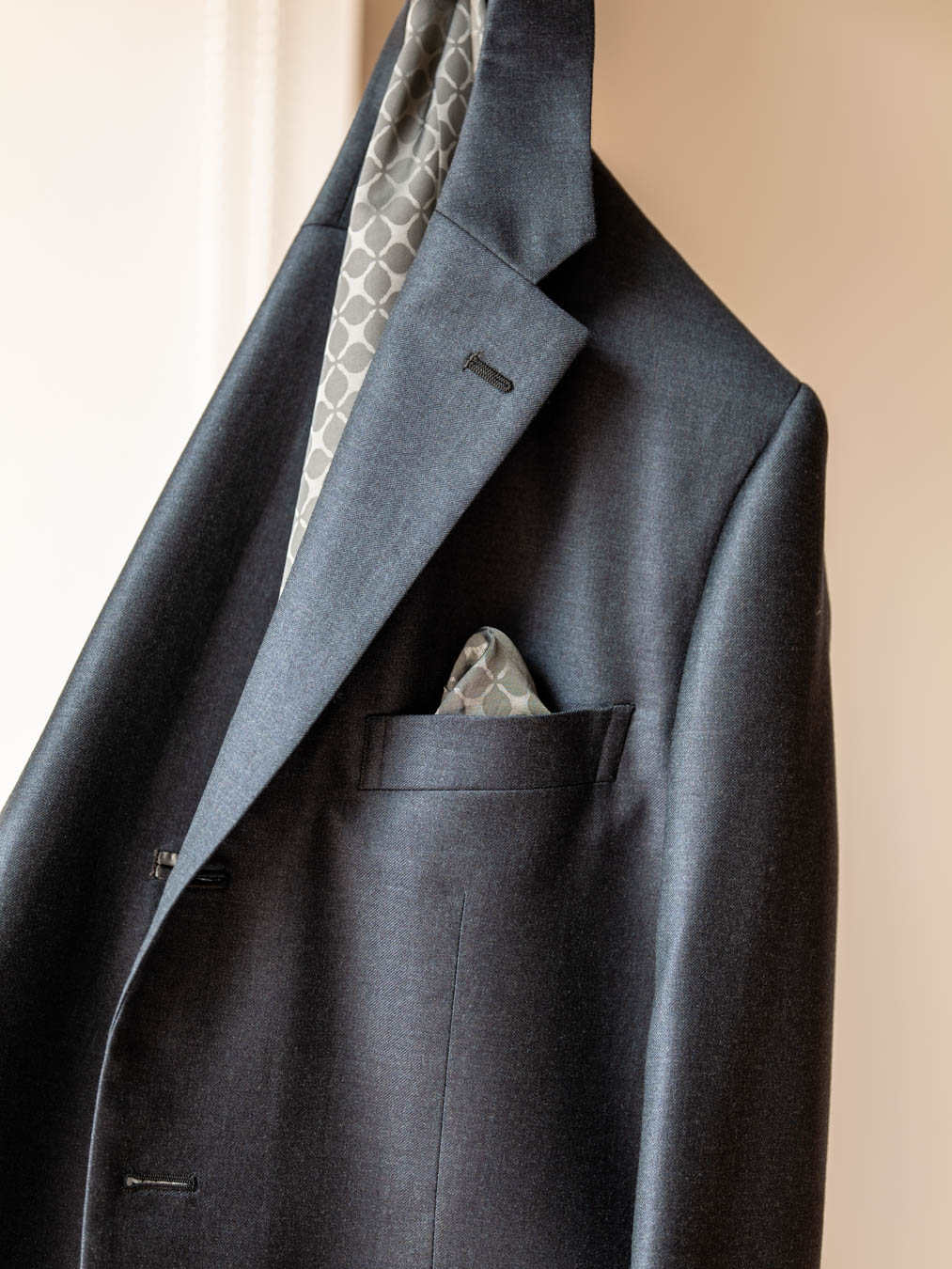 【スーツの胸ポケット活用術】共生地ポケットチーフ仕様とは？裏地で魅せる大人の粋