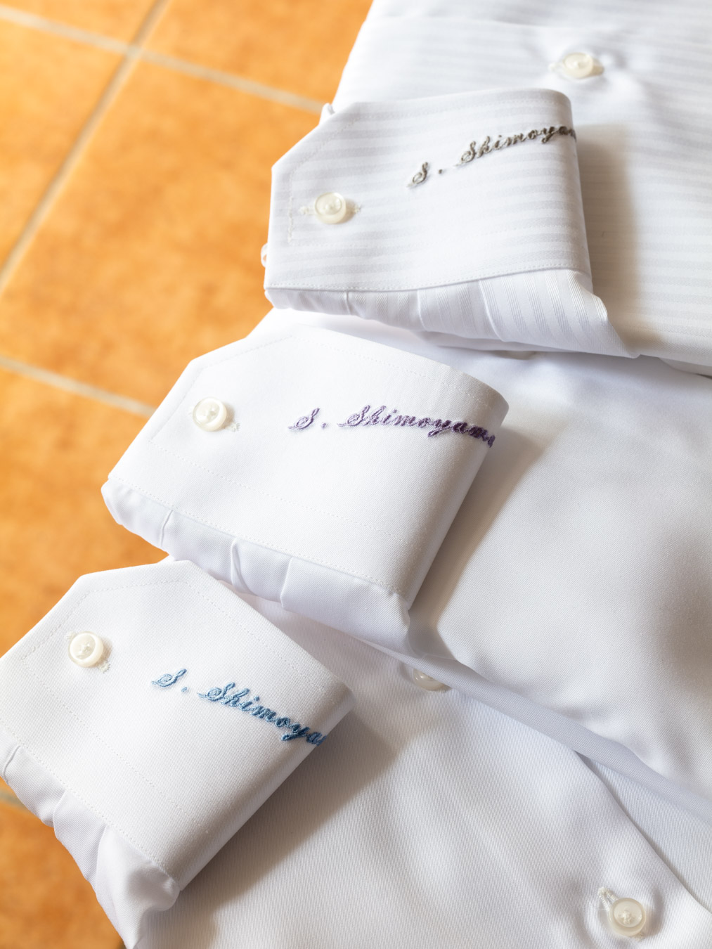 シャツのネーム刺繍の選び方｜さりげなく個性を演出するオーダーの楽しみ方