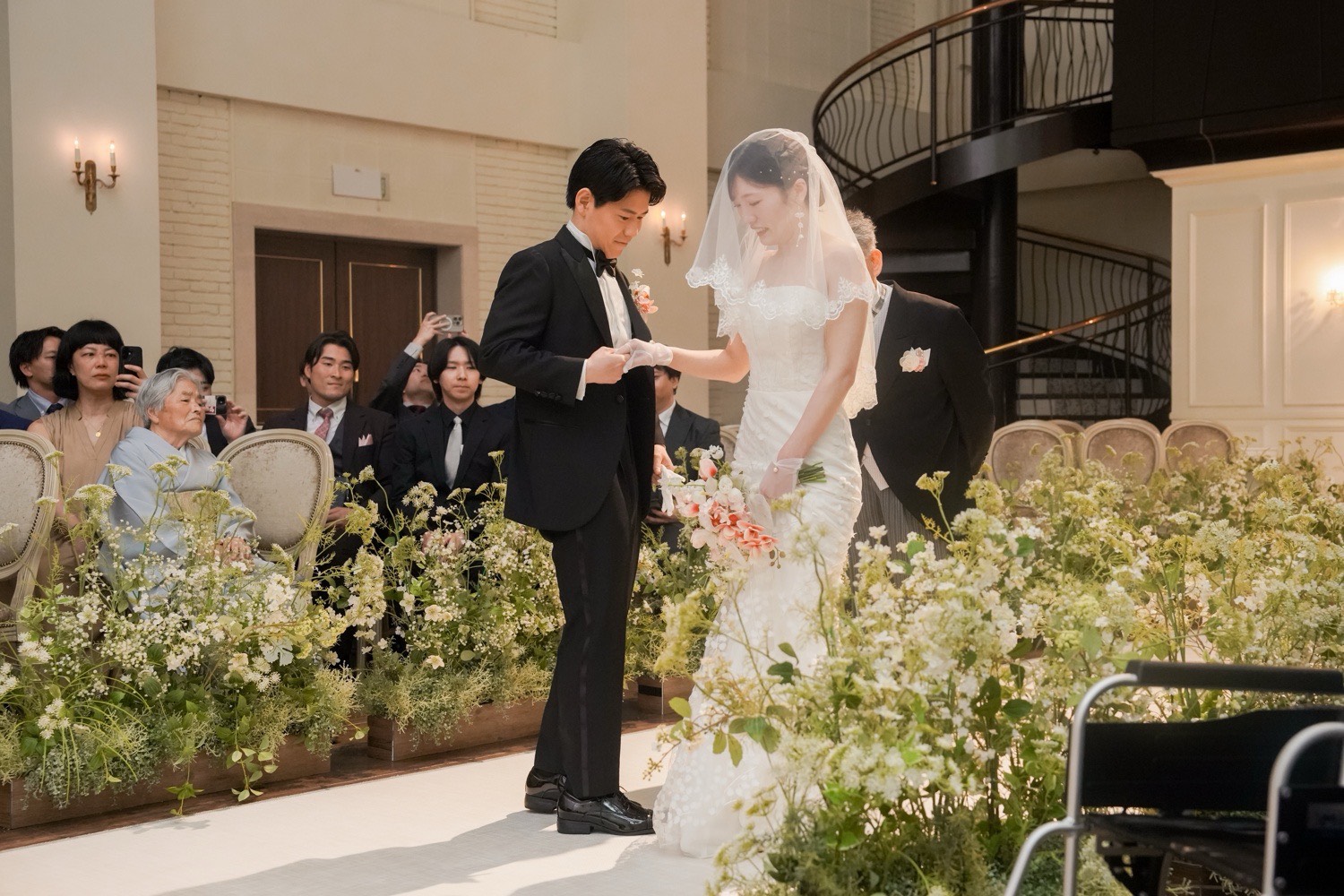結婚式の新郎衣装として着用するブラックタキシード