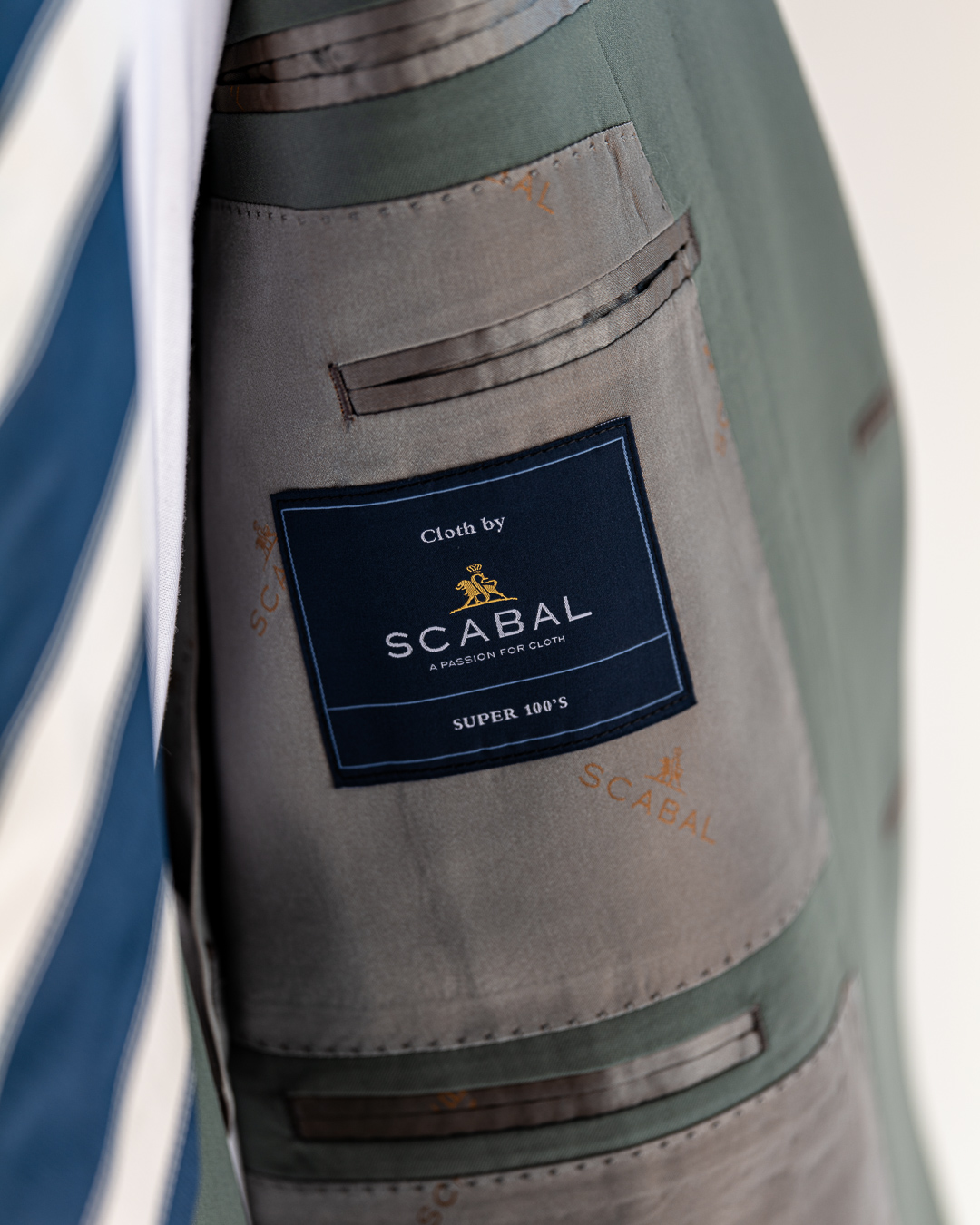 英国の名門服地ブランド「SCABAL（スキャバル）」SUPER 100'Sのラベル。TSP.2022が使用する上質な服地の例