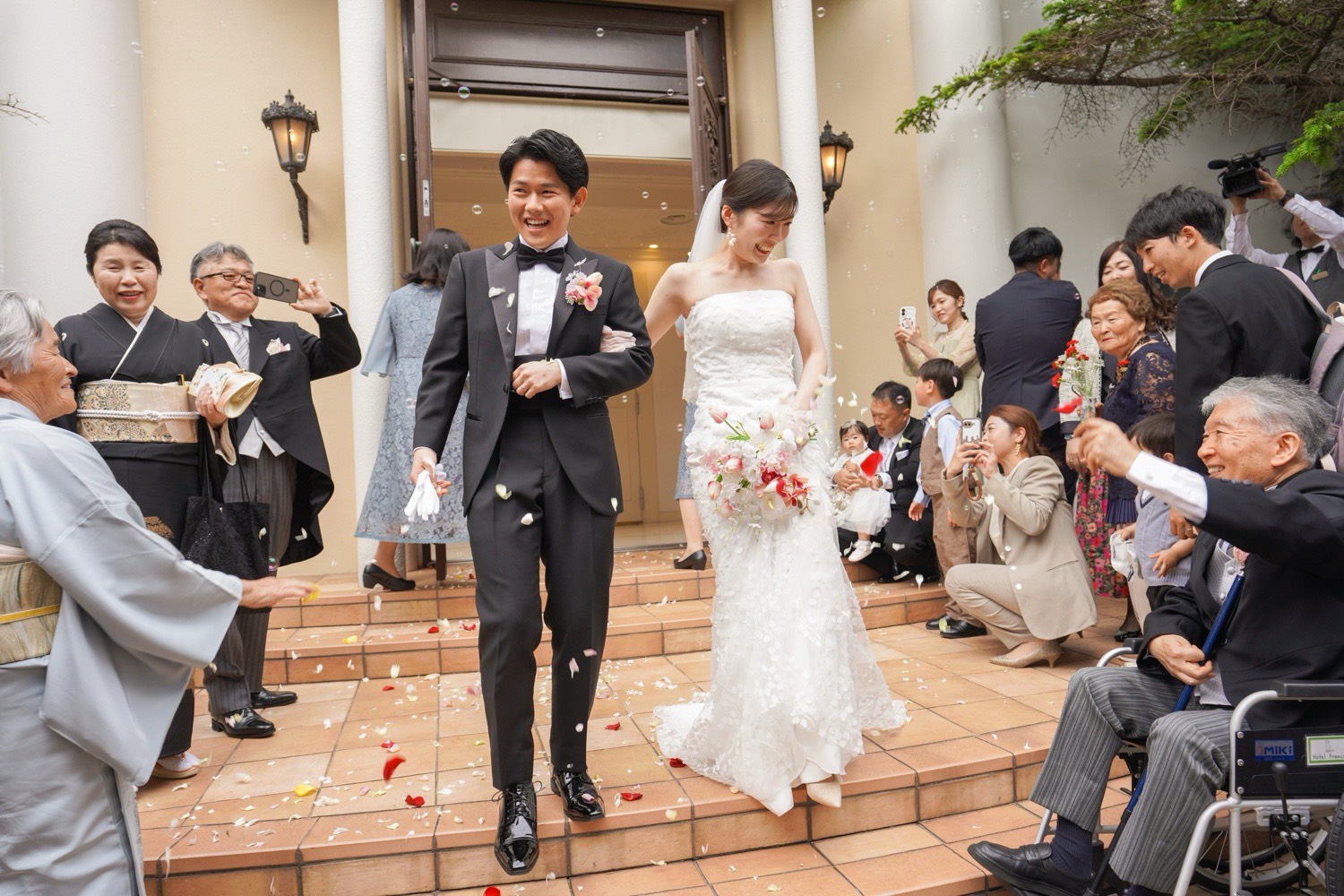 結婚式のフラワーシャワーで着用する新郎タキシード